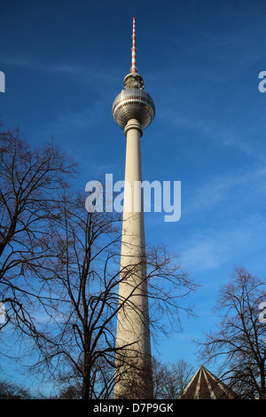 La tour de télévision à Berlin "Berliner fernsehturm' vue de la place Alexanderplatz Banque D'Images