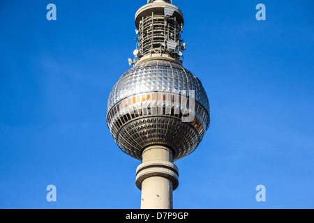 La tour de télévision à Berlin "Berliner fernsehturm' vue de la place Alexanderplatz Banque D'Images