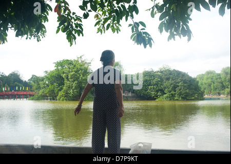 Hanoi, Vietnam - des gens qui font des exercices du matin au lac Hoan Kiem Banque D'Images