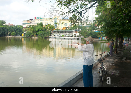 Hanoi, Vietnam - des gens qui font des exercices du matin au lac Hoan Kiem Banque D'Images