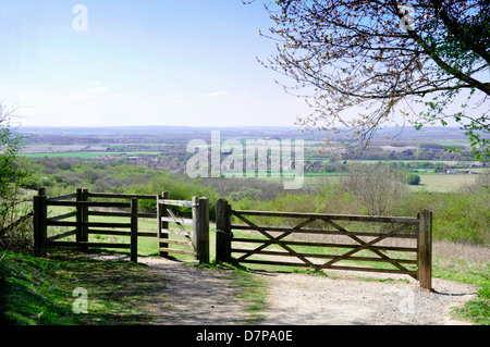 Oxon - Chiltern Hills - sentier et passerelle sur à Watlington Hill - Vue sur campagne à Watlington - ville du soleil Banque D'Images