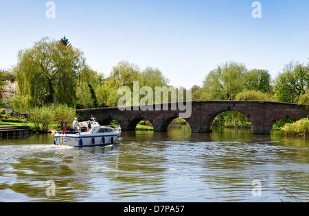 Berks - Sonning on Thames - river cruiser près de Sonning pont en amont - soleil du printemps ciel bleu - réflexions Banque D'Images