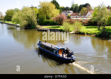 Berkshire - Sonning on Thames - bateau étroit en aval - à partir de pont au-dessus de fleuve - toile boisées - soleil du printemps Banque D'Images