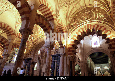 Arches et piliers décorés à la salle hypostyle salle de prière à l'intérieur de la Mosquée Cathédrale de Cordoue La Mezquita dans la ville de Cordoue, dans la communauté autonome d'Andalousie, sud de l'Espagne. Banque D'Images