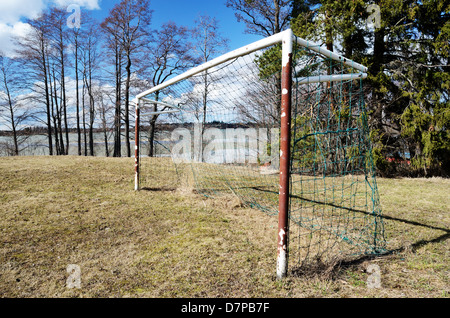 Vieux buts de soccer sur le terrain de sport du village au printemps Banque D'Images