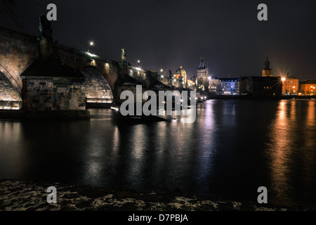 Le pont Charles à Prague avec des lanternes dans la nuit Banque D'Images