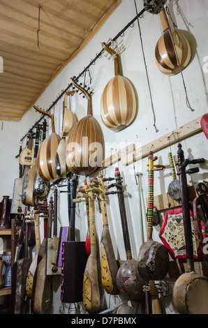 Maroc, Marrakech - musical instrument shop dans le souk des menuisiers. Banque D'Images