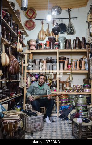 Maroc, Marrakech - musical instrument shop dans le souk des menuisiers. Banque D'Images