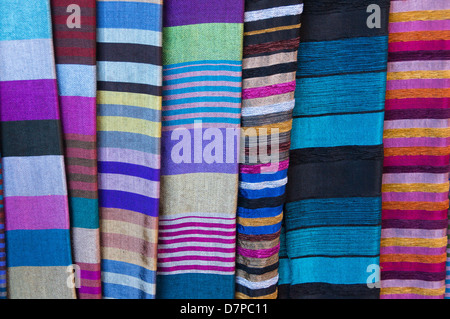 Marrakech - couleurs de châles tissés ou foulard dans le souk des teinturiers. Banque D'Images