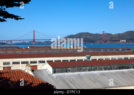 Toits de la Fort Mason Center avec le Golden Gate Bridge en arrière-plan, la baie de San Francisco, Californie, USA. Banque D'Images