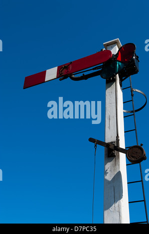 Signal de chemin de fer, avec des étapes pour la maintenance. Banque D'Images