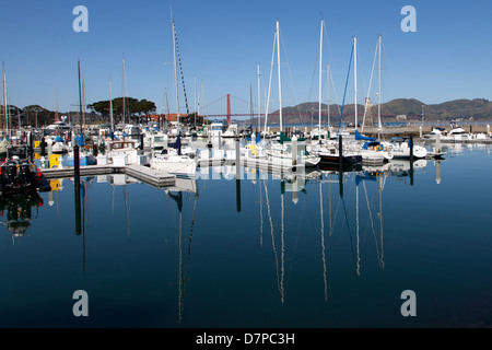 Marina de San Francisco, avec le Golden Gate Bridge en arrière-plan, San Francisco, Californie, USA. Banque D'Images