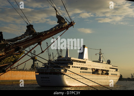 Edov "goélette" et le navire de croisière 'Allemagne', port de Hambourg, Hambourg, Allemagne Banque D'Images