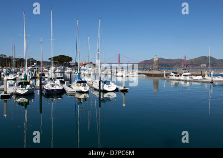 Marina de San Francisco, avec le Golden Gate Bridge en arrière-plan, San Francisco, Californie, USA. Banque D'Images