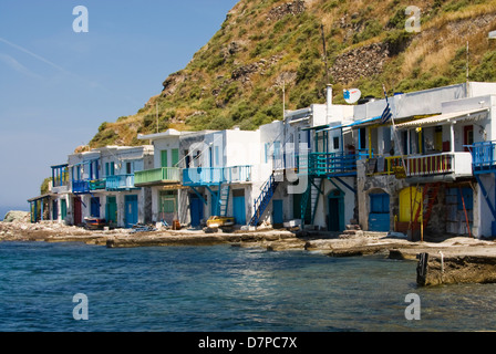 Les maisons de vacances de deux étages dans le village de climat sur l'île cycladique de Milos Banque D'Images