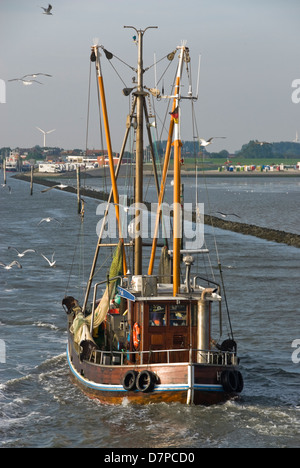 Bateau de pêche sur le chemin du retour de la zone de pêche de la Frise orientale Mer du Nord île de Langeoog Ã son port Harlesiel, Banque D'Images