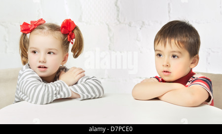 Beau garçon et fille avec red bow-knot, portrait Banque D'Images