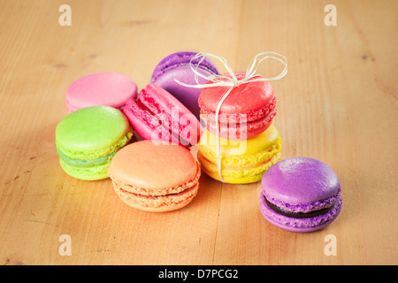 Macarons colorés traditionnels français sur table en bois Banque D'Images