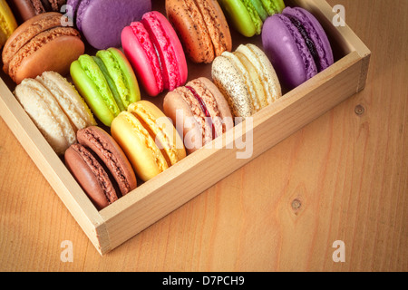 Macarons colorés traditionnels français dans une boîte en bois Banque D'Images