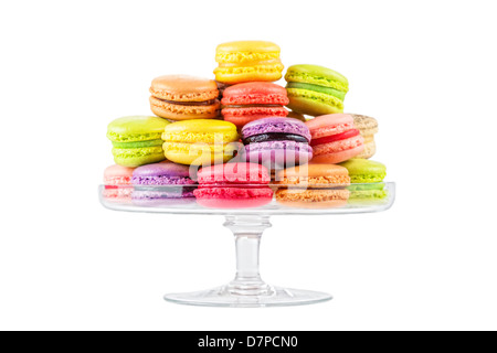 Macarons colorés traditionnels français dans un verre cake stand sur fond blanc Banque D'Images