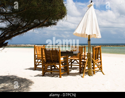 Plage de la baie de Chaloklum, île thaïlandaise de Koh Phangan, Golfe de Thaïlande, chaises en osier, parapluie, sur la mer, Strandbar dans der Banque D'Images