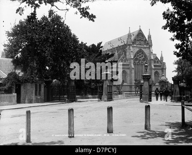 La cathédrale Marie, située à Sydney, en Australie, est un exemple étonnant de l'architecture néo-gothique. L'image représente l'extérieur de la cathédrale avec des dessins complexes et la grande entrée, offrant une vue sur les parcs du domaine. La photographie est présentée en noir et blanc pour mettre en valeur les détails architecturaux. Banque D'Images