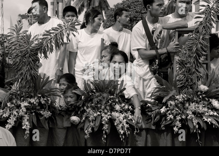 PHUKET, Thaïlande 1 Octobre 2011 : Les participants à un flotteur en blanc de cérémonie lors d'une procession dans la ville de Phuket. Banque D'Images