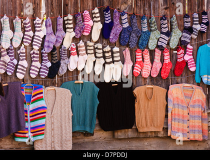 Chaussettes de laine faits à la main et des chandails de Viscri village, Transylvanie Banque D'Images