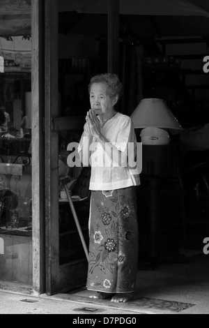 PHUKET, THAILANDE : 5 octobre 2011 : une femme âgée fermoirs sa main dans la prière au cours de l'assemblée annuelle du Festival Végétarien de Phuket. Banque D'Images