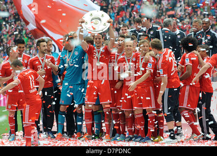 Fußball Bundesliga 33. Spieltag : FC Bayern München - FC Augsburg am 11.05.2013 in der Allianz Arena de Munich (Bavière). Die Spieler von München um Daniel van Buyten (M) feiern nach den Gewinn Spielende der Deutschen Meisterschaft. Foto : Andreas Gebert/dpa Banque D'Images