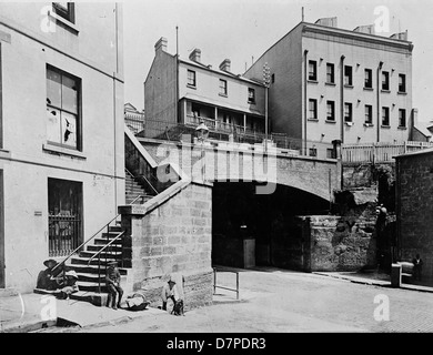 Assis sur les escaliers, les roches Playfair Banque D'Images