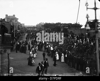 Cette photographie en noir et blanc représente le départ des troupes de Nouvelle-Galles du Sud (NSW) pour le Soudan. L'image capture le moment historique de la période coloniale, mettant l'accent sur les préparatifs militaires et le départ des troupes pour l'expédition du Soudan. Banque D'Images