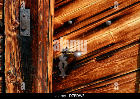 Vieille porte en bois sur un refuge de montagne dans la vallée de Lech, dans le Tyrol, un Holztuere Almhuette Alte und im Lechtal in Tirol Banque D'Images