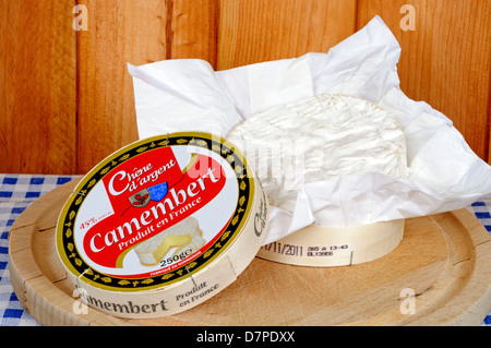 Le Camembert entier dans une boîte en bois ronde. Banque D'Images