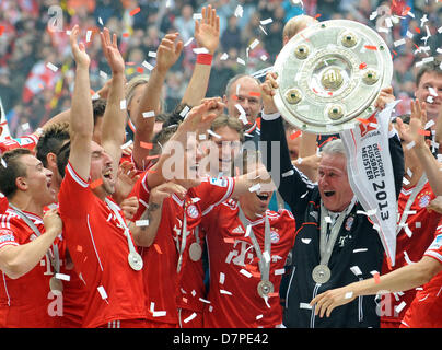 Fußball Bundesliga 33. Spieltag : FC Bayern München - FC Augsburg am 11.05.2013 in der Allianz Arena de Munich (Bavière). Entraîneur Jupp Heynckes der scheidende jubelt von München nach dem Gewinn der deutschen Meisterschaft mit der Meisterschale. Foto : Andreas Gebert/dpa Banque D'Images