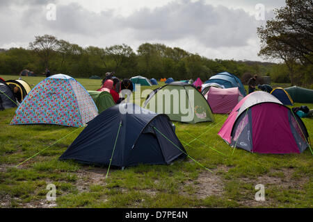 Southport, Royaume-Uni 12 Mai, 2013. Tentes au Camp 2 (CampFrack fracturation2) une vaste coalition de lutte contre la fracturation hydraulique et des groupes environnementaux dans le nord-ouest, y compris les membres de l'estuaire de Ribble contre la fracturation hydraulique, les résidents de leur action contre la fracturation, Fylde gratuitement fracturation Fylde, Merseyside contre la fracturation hydraulique, Les Amis de la Terre et le grand Manchester Association of Trades Union Councils. Un week-end d'activité dans l'opposition à la fracturation hydraulique et d'autres formes d'énergie extrême. Mar Photographics/Alamy Live News Banque D'Images