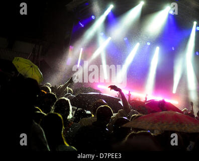 Berlin, Allemagne. 11 mai 2013. Les visiteurs du Festival des couleurs Holi célébration sous la pluie à Reiterstadion à Berlin. Holi est un festival du printemps à l'origine hindoue, qui est aussi devenu populaire avec les gens d'autres communautés, dans laquelle les gens se couvrir de poudre de pigment coloré d'expulser les mauvais esprits. Photo : Alamy/Spata Ole Live News Banque D'Images