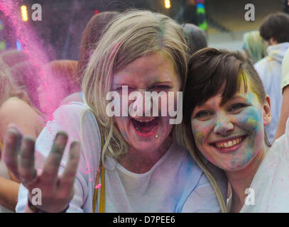 Berlin, Allemagne. 11 mai 2013. Visiteur de l'Holi Festival des couleurs en poudre pigments colorés jeter à Reiterstadion à Berlin. Holi est un festival du printemps à l'origine hindoue, qui est aussi devenu populaire avec les gens d'autres communautés, dans laquelle les gens se couvrir de poudre de pigment coloré d'expulser les mauvais esprits. Photo : Alamy/Spata Ole Live News Banque D'Images
