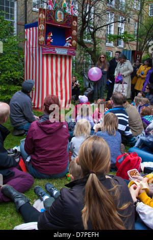 Londres, Royaume-Uni. 12 mai 2013. Les enfants regarder un spectacle de marionnettes Punch et Judy dans l'enceinte de l'église. Paul Davey/Alamy Live News Banque D'Images