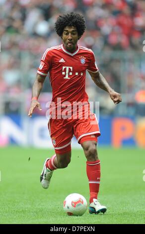 Le Bayern Munich Dante passe le ballon au cours de la Bundesliga match de football entre le Bayern Munich et le FC Augsburg à l'Allianz Arena de Munich, Allemagne, 11 mai 2013. Photo : Andreas Gebert Banque D'Images