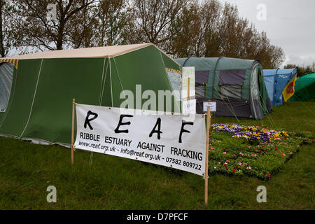 Southport, Royaume-Uni 12 Mai, 2013. Au Camp Reaf 2 fracturation (CampFrack2) une vaste coalition de lutte contre la fracturation hydraulique et des groupes environnementaux dans le nord-ouest, y compris les membres de l'estuaire de Ribble contre la fracturation hydraulique, les résidents de leur action contre la fracturation, Fylde gratuitement fracturation Fylde, Merseyside contre la fracturation hydraulique, Les Amis de la Terre et le grand Manchester Association of Trades Union Councils. Un week-end d'activité dans l'opposition à la fracturation hydraulique et d'autres formes d'énergie extrême. Banque D'Images