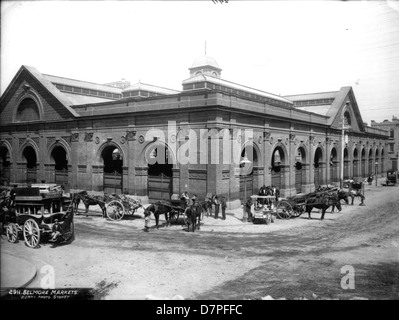 Une photographie en noir et blanc des marchés de Belmore prise pour la collection du Powerhouse Museum capture l'essence historique de ce monument à ses débuts, reflétant l'atmosphère animée du marché. Banque D'Images