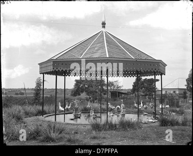 Pavillon de jardin sur un canard étang Banque D'Images