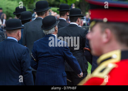 Hyde Park, London, UK 12 mai 2013. Son Altesse Royale la Princesse Royale KG, KT, GCVO, Colonel en Chef du King's Royal Hussars, reçoit le salut et dépose une gerbe à la parade annuelle et au Service de la Cavalerie combiné à l'Association des anciens camarades Memorial de cavalerie. Officiers portent chapeau melon et costumes sont portés au lieu de l'uniforme par tous mais les bandes. 5 groupes dirigés marchant des détachements de cavalerie et de la Yeomanry associations régimentaires et des anciens combattants de la Seconde Guerre mondiale, allant de 2 à l'Iraq et l'Afghanistan. Les trompettistes de l'état de la cavalerie de famille et d'un Piper de F Entreprise le Scots Guards aussi trop Banque D'Images