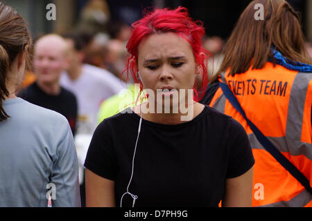 Leeds, UK. 12 mai 2013. Les concurrents à la fin de la Leeds demi-marathon Chris McLoughlin/Alamy Live News Banque D'Images