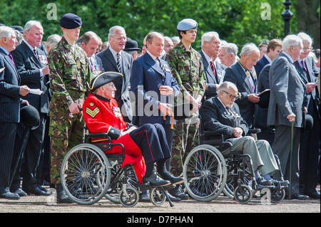 Hyde Park, London, UK 12 mai 2013. Son Altesse Royale la Princesse Royale KG, KT, GCVO, Colonel en Chef du King's Royal Hussars, reçoit le salut et dépose une gerbe à la parade annuelle et au Service de la Cavalerie combiné à l'Association des anciens camarades Memorial de cavalerie. Officiers portent chapeau melon et costumes sont portés au lieu de l'uniforme par tous mais les bandes. 5 groupes dirigés marchant des détachements de cavalerie et de la Yeomanry associations régimentaires et des anciens combattants de la Seconde Guerre mondiale, allant de 2 à l'Iraq et l'Afghanistan. Les trompettistes de l'état de la cavalerie de famille et d'un Piper de F Entreprise le Scots Guards aussi trop Banque D'Images