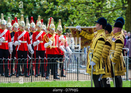 Hyde Park, London, UK 12 mai 2013. Son Altesse Royale la Princesse Royale KG, KT, GCVO, Colonel en Chef du King's Royal Hussars, reçoit le salut et dépose une gerbe à la parade annuelle et au Service de la Cavalerie combiné à l'Association des anciens camarades Memorial de cavalerie. Officiers portent chapeau melon et costumes sont portés au lieu de l'uniforme par tous mais les bandes. 5 groupes dirigés marchant des détachements de cavalerie et de la Yeomanry associations régimentaires et des anciens combattants de la Seconde Guerre mondiale, allant de 2 à l'Iraq et l'Afghanistan. Les trompettistes de l'état de la cavalerie de famille et d'un Piper de F Entreprise le Scots Guards aussi trop Banque D'Images