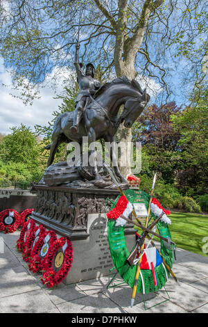 Hyde Park, London, UK 12 mai 2013. Son Altesse Royale la Princesse Royale KG, KT, GCVO, Colonel en Chef du King's Royal Hussars, reçoit le salut et dépose une gerbe à la parade annuelle et au Service de la Cavalerie combiné à l'Association des anciens camarades Memorial de cavalerie. 5 groupes dirigés marchant des détachements de cavalerie et de la Yeomanry associations régimentaires et des anciens combattants de la Seconde Guerre mondiale, allant de 2 à l'Iraq et l'Afghanistan. Les trompettistes de l'état de la cavalerie de famille et d'un Piper de F Entreprise le Scots Guards a également pris part.Guy Bell/Alamy Live News Banque D'Images