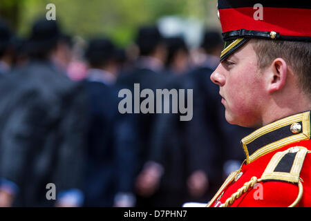 Hyde Park, London, UK 12 mai 2013. Son Altesse Royale la Princesse Royale KG, KT, GCVO, Colonel en Chef du King's Royal Hussars, reçoit le salut et dépose une gerbe à la parade annuelle et au Service de la Cavalerie combiné à l'Association des anciens camarades Memorial de cavalerie. Officiers portent chapeau melon et costumes sont portés au lieu de l'uniforme par tous mais les bandes. 5 groupes dirigés marchant des détachements de cavalerie et de la Yeomanry associations régimentaires et des anciens combattants de la Seconde Guerre mondiale, allant de 2 à l'Iraq et l'Afghanistan. Les trompettistes de l'état de la cavalerie de famille et d'un Piper de F Entreprise le Scots Guards aussi trop Banque D'Images