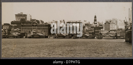 Cette photographie de Circular Quay à Sydney, prise entre 1920 et 1929, met en valeur la skyline de la ville pendant une période de développement urbain rapide. L'image illustre la croissance architecturale de Sydney, y compris l'emblématique Sydney Harbour Bridge et les bâtiments environnants. Banque D'Images